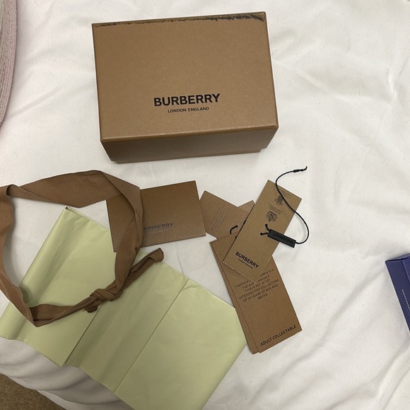 Burberry - Picture 6 of 6